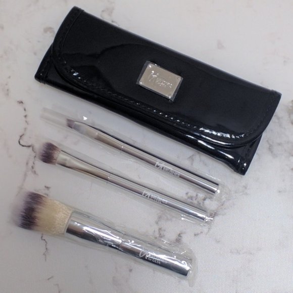it cosmetics Other - It Cosmetics for Ulta Travel Beautiful Basics Brush Set